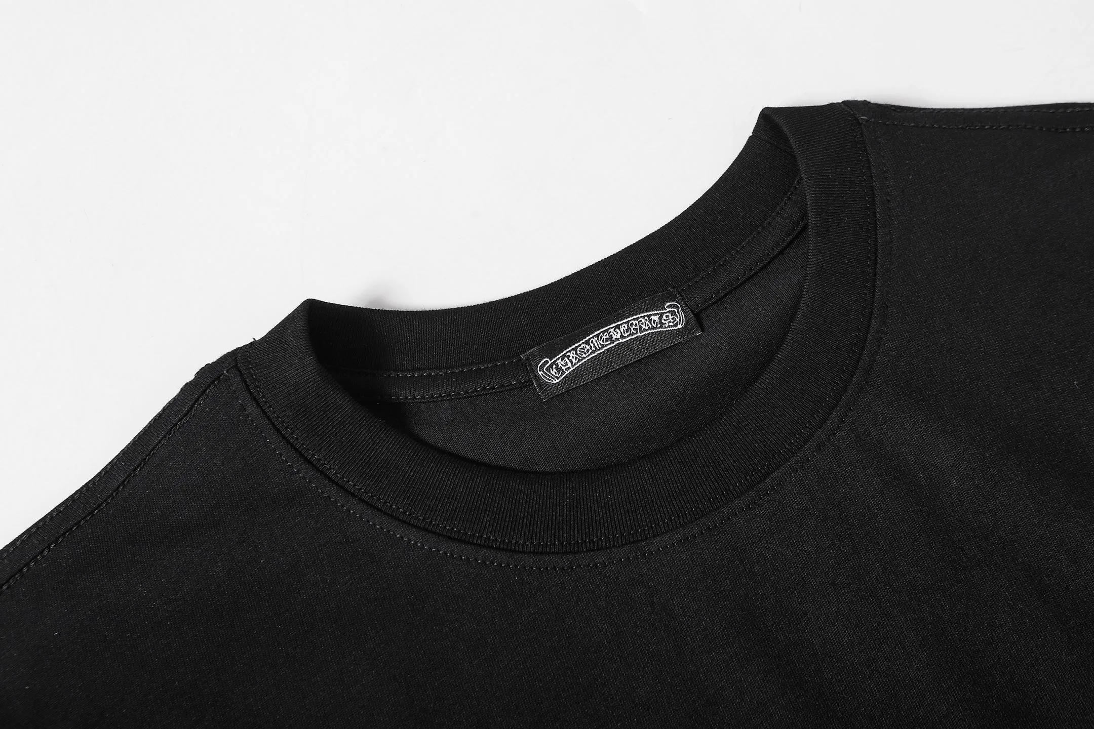 P160 Chrome Hearts CH Chrome Hearts Heavy Industry patch embroidered cross ✝️Short-sleeved T-shirt Use imported Tajima machine embroidery Correctly configured Black 2025 Chrome Hearts nylon bag authentic packaging 260 grams of custom-dyed double-yarn cotton Large version Loose and stylish Differentiated from low version slim and long version The upper body pulls the hips 100% commitment: top quality Do not make fast food The highest version on the market Top quality - different from those ordinary versions on the market If you care about quality, you should also respect the price. Absolutely 0 after-sales service and 0 return rate so far. It’s hard not to love the style - 260g custom-dyed double yarn fabric - Correct high-density main mark, washed tag, hand-sewn